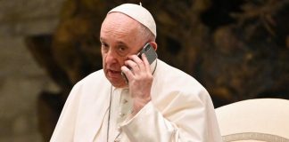 Papa Francesco al telefono dopo l’udienza generale, il fuoriprogramma