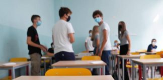 Scuola, accordo per rientro in presenza: corsie preferenziali per vaccini, ingressi scaglionati, dpi