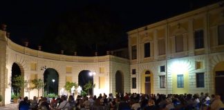 Cortile dell’esedra di Palazzo D’Arco gremito per la serata tra teatro e musica con i testi di Paolo Boldrini Cortile dell'esedra di Palazzo D'Arco gremito per la serata tra teatro e musica con i testi di Paolo Boldrini