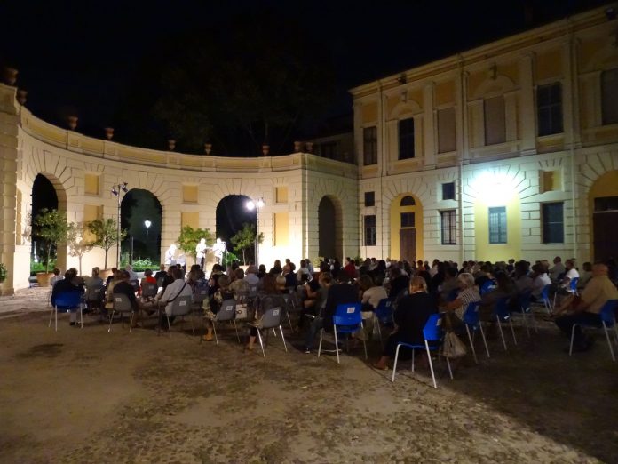 Cortile dell'esedra di Palazzo D'Arco gremito per la serata tra teatro e musica con i testi di Paolo Boldrini