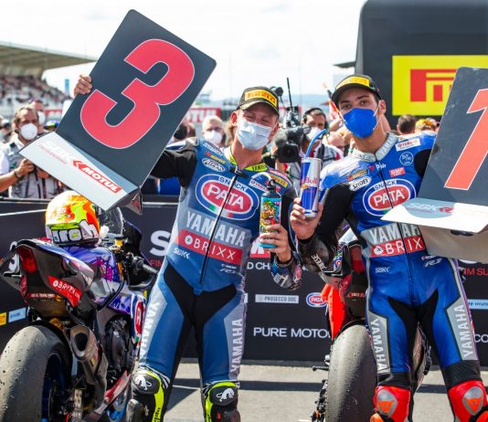 Superbike – Pata Yamaha domina in Repubblica Ceca: due vittorie di Razgatlioglu, Locatelli sul podio