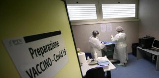 Terza dose, Pregliasco: “Bene richiamo vaccino a fine anno”