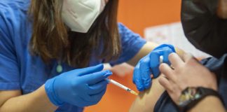 Parte terza dose vaccino per anziani, Rsa e sanitari