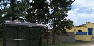 Nuove pensiline alle fermate dello scuolabus di Sabbioneta grazie a fondi donati da famiglie del luogo