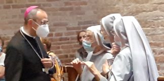 Il vescovo saluta le Sacramentine che lasceranno Pegognaga dopo 84 anni di opera educativa Il vescovo saluta le Sacramentine che lasceranno Pegognaga dopo 84 di opera educativa