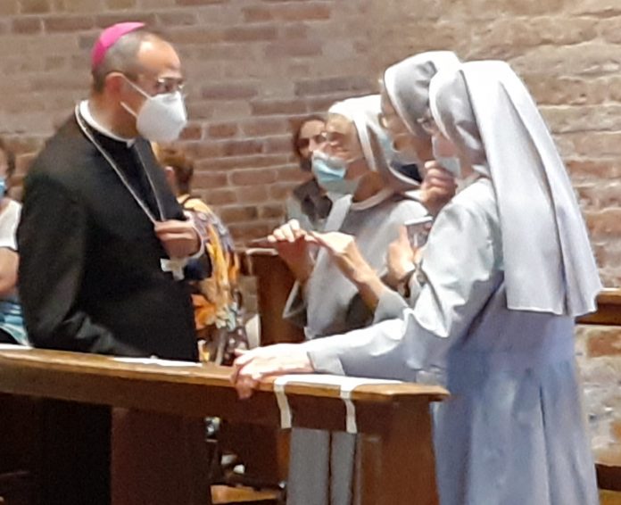 Il vescovo saluta le Sacramentine che lasceranno Pegognaga dopo 84 di opera educativa