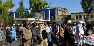 Afghanistan, talebani sgomberano case: migliaia in piazza a Kandahar