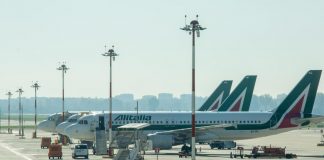 Alitalia, manifestanti bloccano autostrada Roma-Fiumicino: traffico in tilt