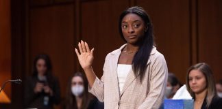 Ginnastica Usa, abusi su atlete: Simone Biles in lacrime