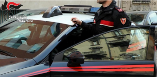Danneggiano auto, lanciano bottiglie contro a dei ragazzi e minacciano i carabinieri: arrestati
