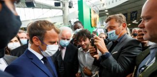 Francia, Macron colpito da un uovo a Lione – Video
