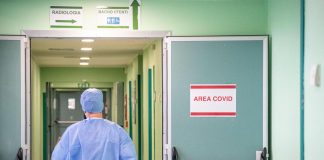 Covid oggi Italia, Rt in lieve calo: sale incidenza