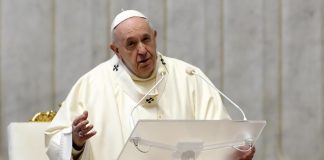 Covid, Papa: “Negazionisti tra cardinali, uno è ricoverato”