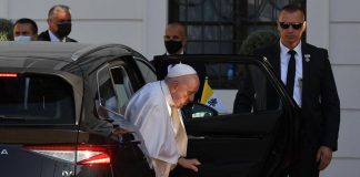 Papa, l’autoironia con i giornalisti: “Sono ancora vivo”