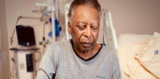 Pelé in ospedale: sta meglio, la foto sui social