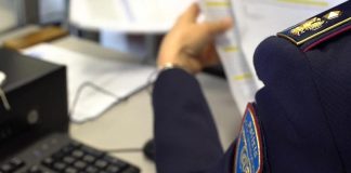 Tenta una truffa online da 25mila euro spacciandosi per poliziotto: denunciato