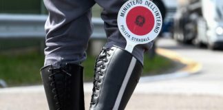 Fermato dalla polizia stradale mentre guida ubriaco e senza aver mai conseguito la patente
