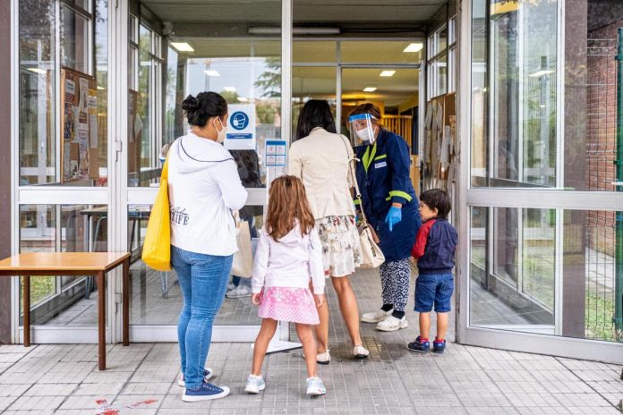 Scuola, accoglienza all'esterno per i genitori sprovvisti di green pass