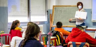 Cento positivi in meno nelle scuole mantovane in una settimana. Leggeri aumenti tra i bambini più piccoli Scuola, stretta anti-contagi: con un solo positivo tutta la classe in dad