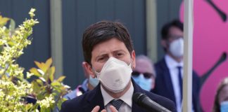 Speranza: “Più vaccini o si rischiano chiusure in autunno”