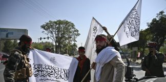 Afghanistan, talebani riaprono scuole ma solo per maschi