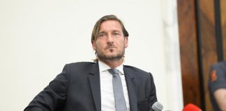 Totti compie 45 anni, gli auguri social della Roma