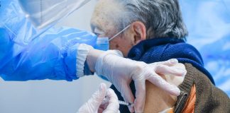 Vaccini Lazio, prenotazione terza dose per over 80 anche in farmacia