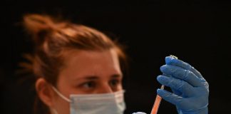 Vaccino covid, efficacia scende per forme lievi: il report