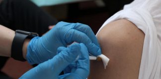 Vaccino, ancora code: divisi prenotati e non. Asst rassicura sull’eterologa. Dal 4 dicembre stop all’antinfluenzale negli hub