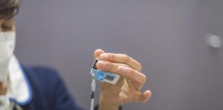 Vaccinazione anti covid senza prenotazione per over 60, operatori sanitari e personale scolastico: date e orari di settembre