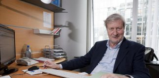 Vattimo: “Noi filosofi dei no vax? Macché, ci leggono 4 gatti”