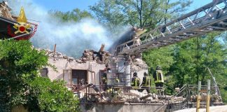Massa Carrara, esplosione e crollo edificio: si cercano persone