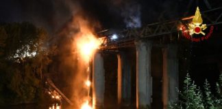 Roma, notte di paura sul Tevere: brucia e crolla Ponte dell’Industria