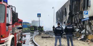 Aereo privato precipita a San Donato Milanese: salgono a otto i morti