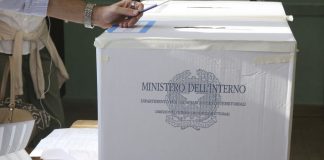 Urne aperte per i ballottaggi, alle 12 affluenza sotto il 10%