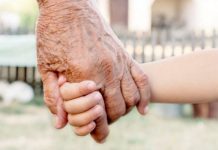 2 ottobre, i nonni: una complicità fatta di sorrisi, abbracci e parole non dette