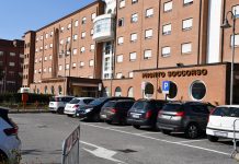 Terrore al Poma: punta le forbici contro una donna e il suo bambino Al Pronto soccorso del Poma arriva una nuova sala per i parenti: domani via ai lavori