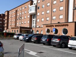 Terrore al Poma: punta le forbici contro una donna e il suo bambino Al Pronto soccorso del Poma arriva una nuova sala per i parenti: domani via ai lavori