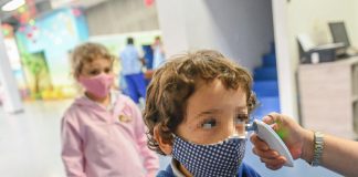 Covid nei bambini, sintomi variano in base all’età: lo studio