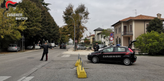 Cerca di vendere online una piscina, ma viene truffata: denunciata 24enne di Firenze