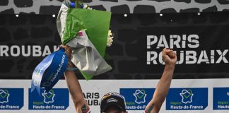 Ciclismo, Sonny Colbrelli trionfa alla Parigi-Roubaix