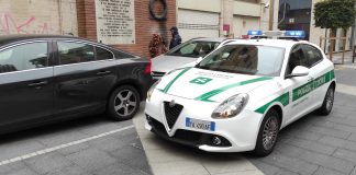 Da fuoco alla corona del monumento in piazza 80° Fanteria: denunciato. Il rogo spento da un cittadino Da fuoco alla corona del monumento in piazza 80° Fanteria. Individuato e denunciato dalla Polizia Locale