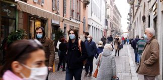 Covid oggi Italia, risale incidenza: Rt a 0.86