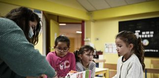 Covid Francia, via mascherine nel 50% delle scuole