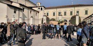 L’addio ad Aronne tra i canti degli scout e le parole di speranza del vescovo “ci aiuterà a salire le vette più ardue”