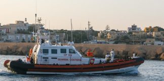 Migranti, 12 sbarchi nella notte a Lampedusa