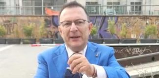 Open Arms, leghista Splendido si ammanetta: “Salvini colpevole? Anche io”
