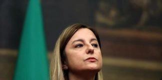 Elezioni a Roma, Lombardi a Raggi: “Corazzate? Politica non è Risiko”
