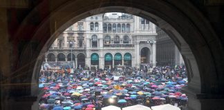 No Green Pass Milano, videomaker aggredito
