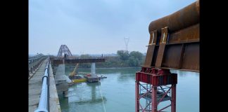 San Benedetto Po, argini affollati per il varo del ponte. Ancora 15 ore prima del termine delle operazioni